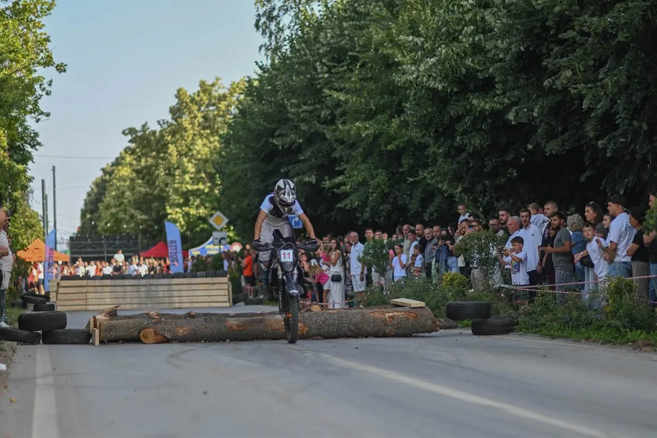 Motocross, aktiviteti që solli spektakël në Kamenicë
