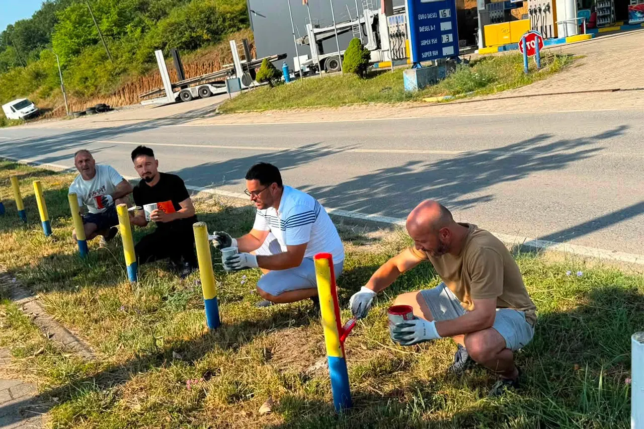 Edhe një aksion tjetër qytetar në Velekincë, ngjyrosen shtyllat përgjatë trotuarit