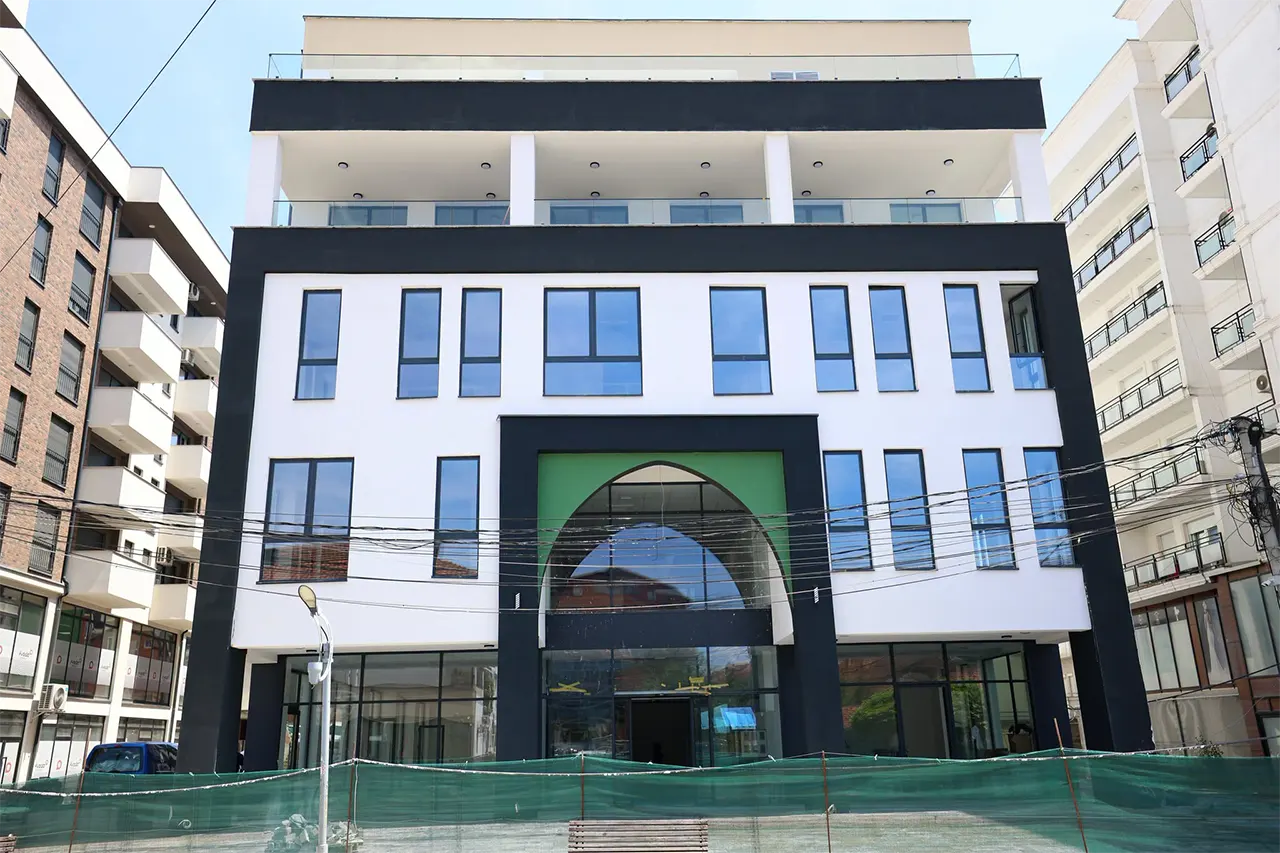 Myftiu Tërnava me bashkëpunëtorë vizitojnë objektin e ri vakëf të KBI-së së Gjilanit