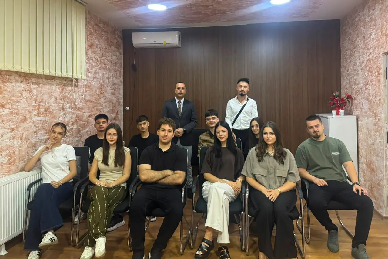 Mirëpresin studentët që do ta zhvillojnë praktikën profesionale në Administratë