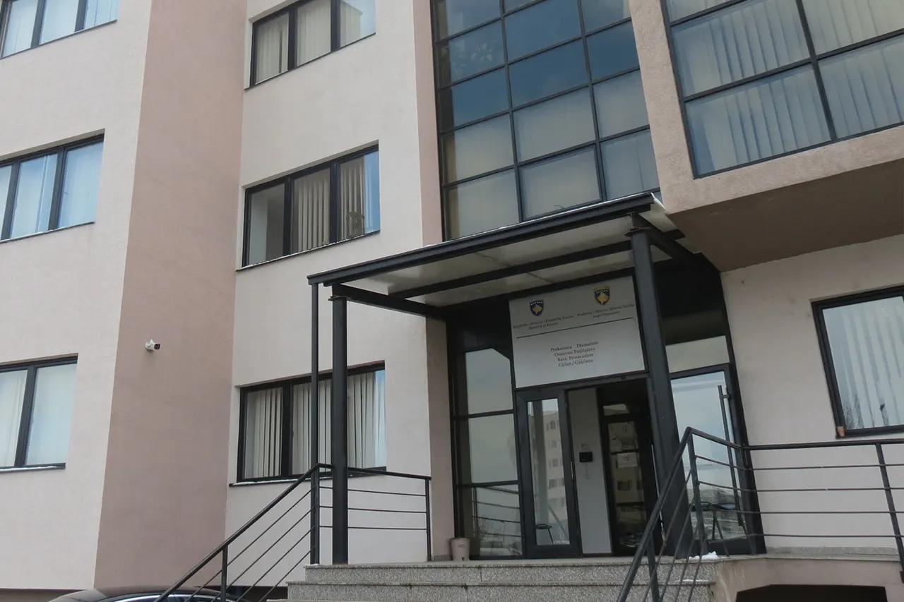 Gjilan: Aktakuzë për “Mospërfillje e gjykatës” dhe “Vjedhje pylli”