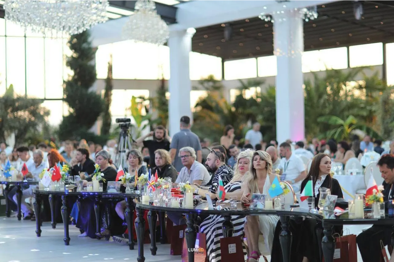 U organizua me sukses edicioni i nëntë i Festivalit Ndërkombëtar të Muzikës “Rising Stars”