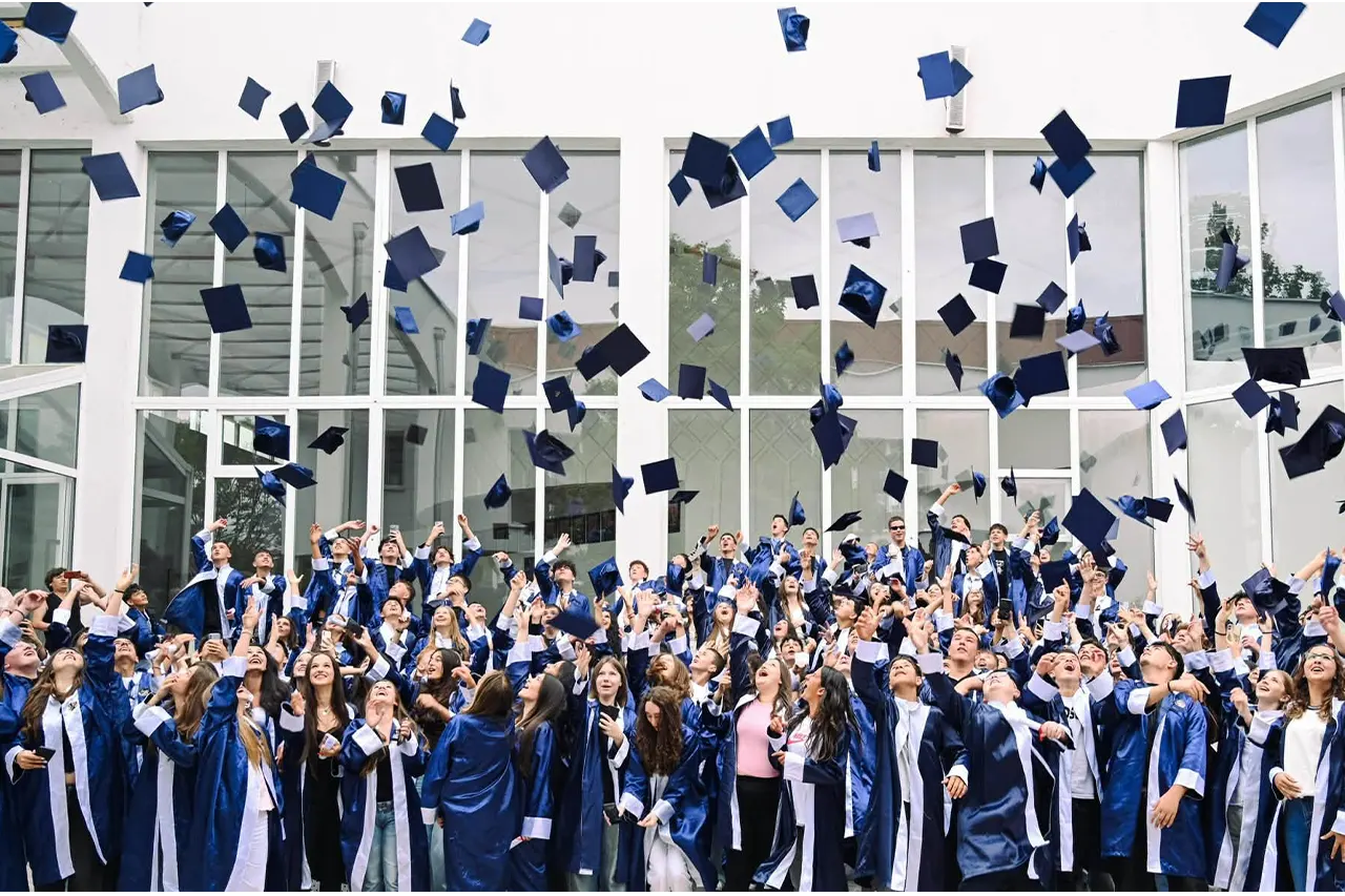 Rreth 200 semimaturantë diplomuan në ceremoninë e organizuar nga DKA