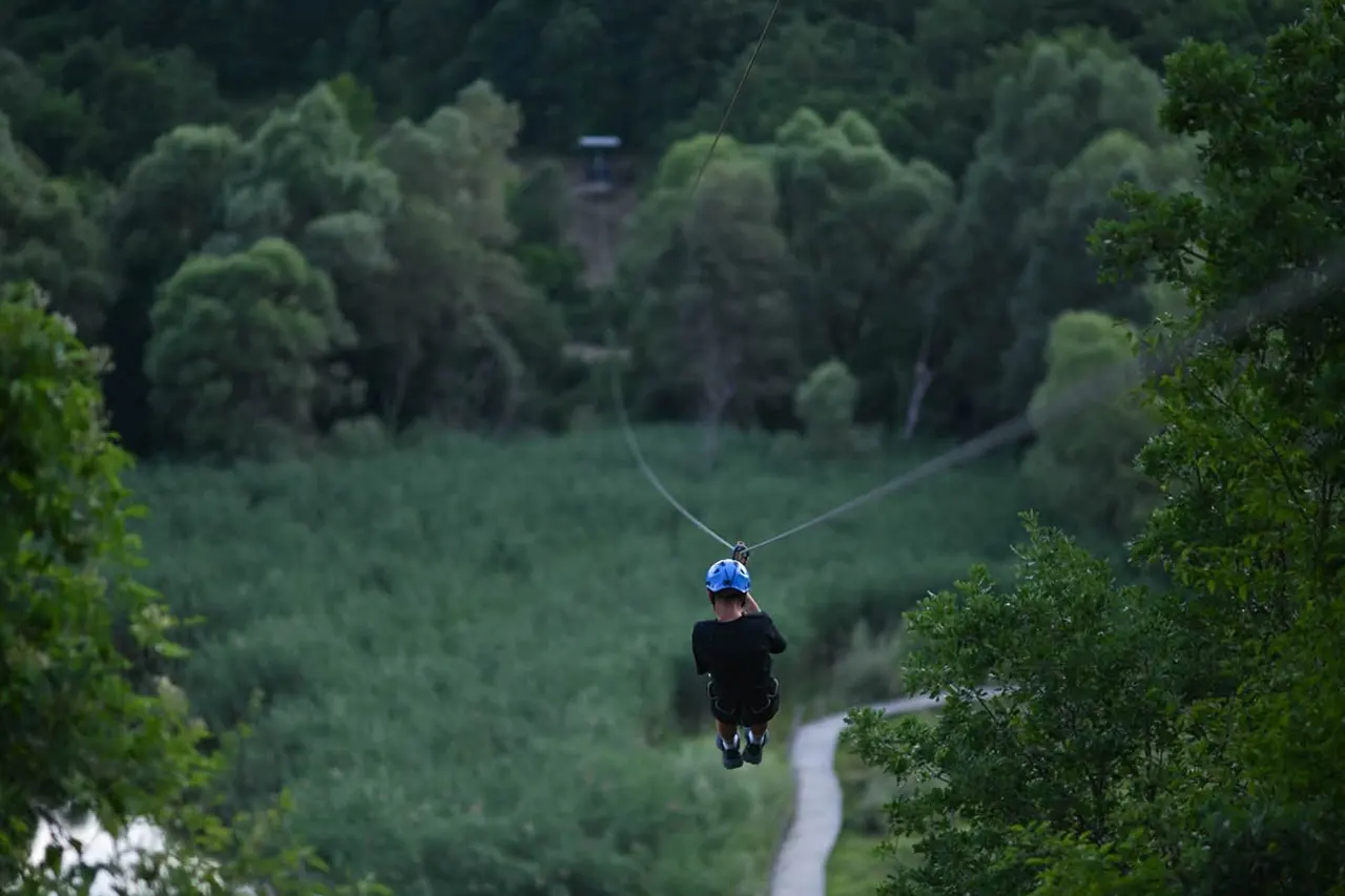 Mbahet aktiviteti Climbing dhe Zipline