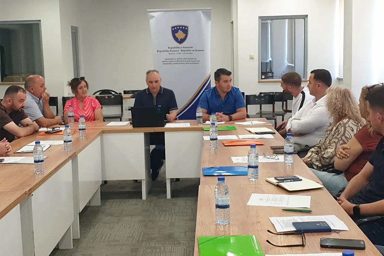Dardanapress mbajti tryezën: “Sfidat përgjatë rrugëtimit drejt avancimit socio-ekonomik”