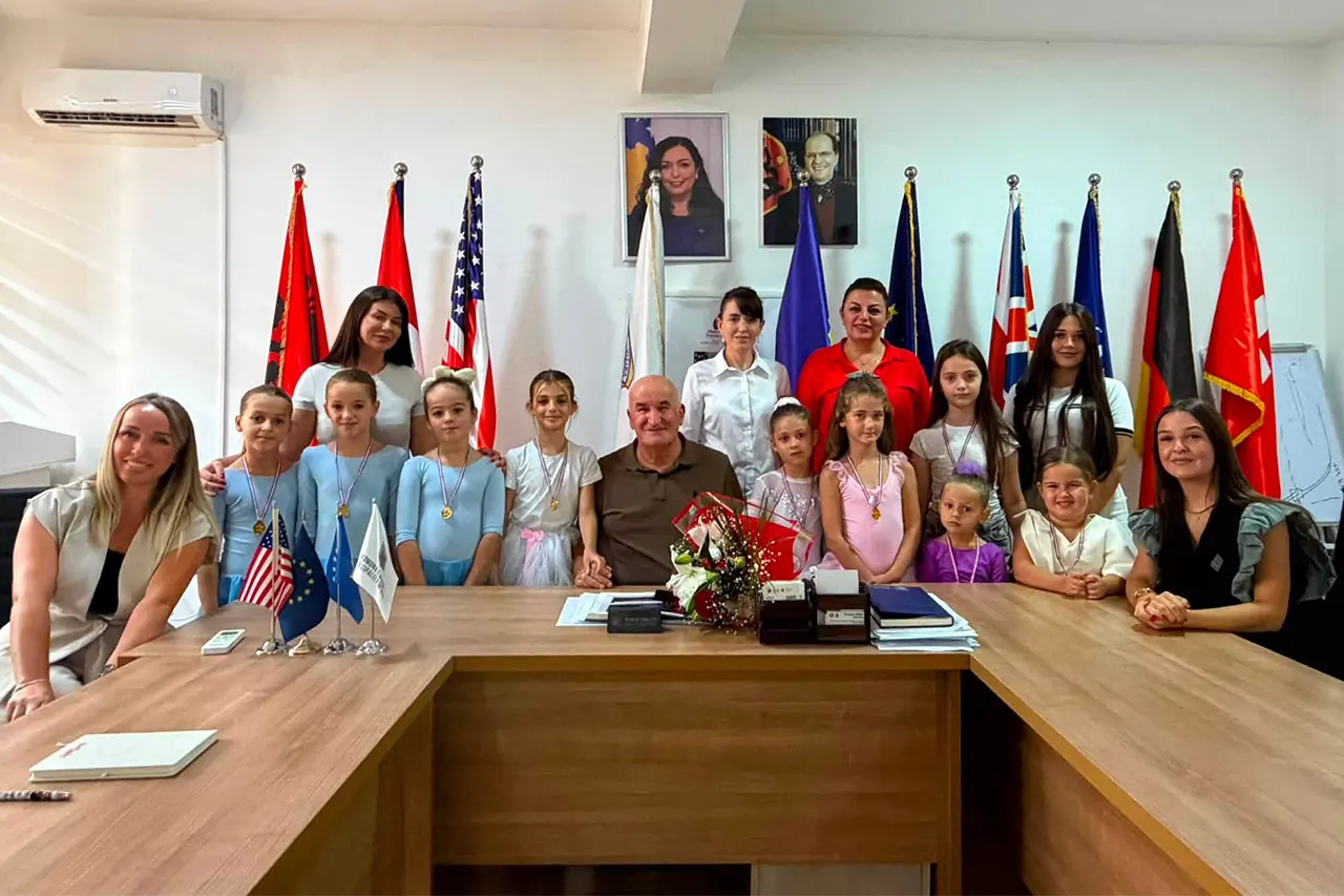 Kryetari Sokol Haliti mirëpriti përfaqësueset dhe balerinat e Studios “Harmony” në Viti