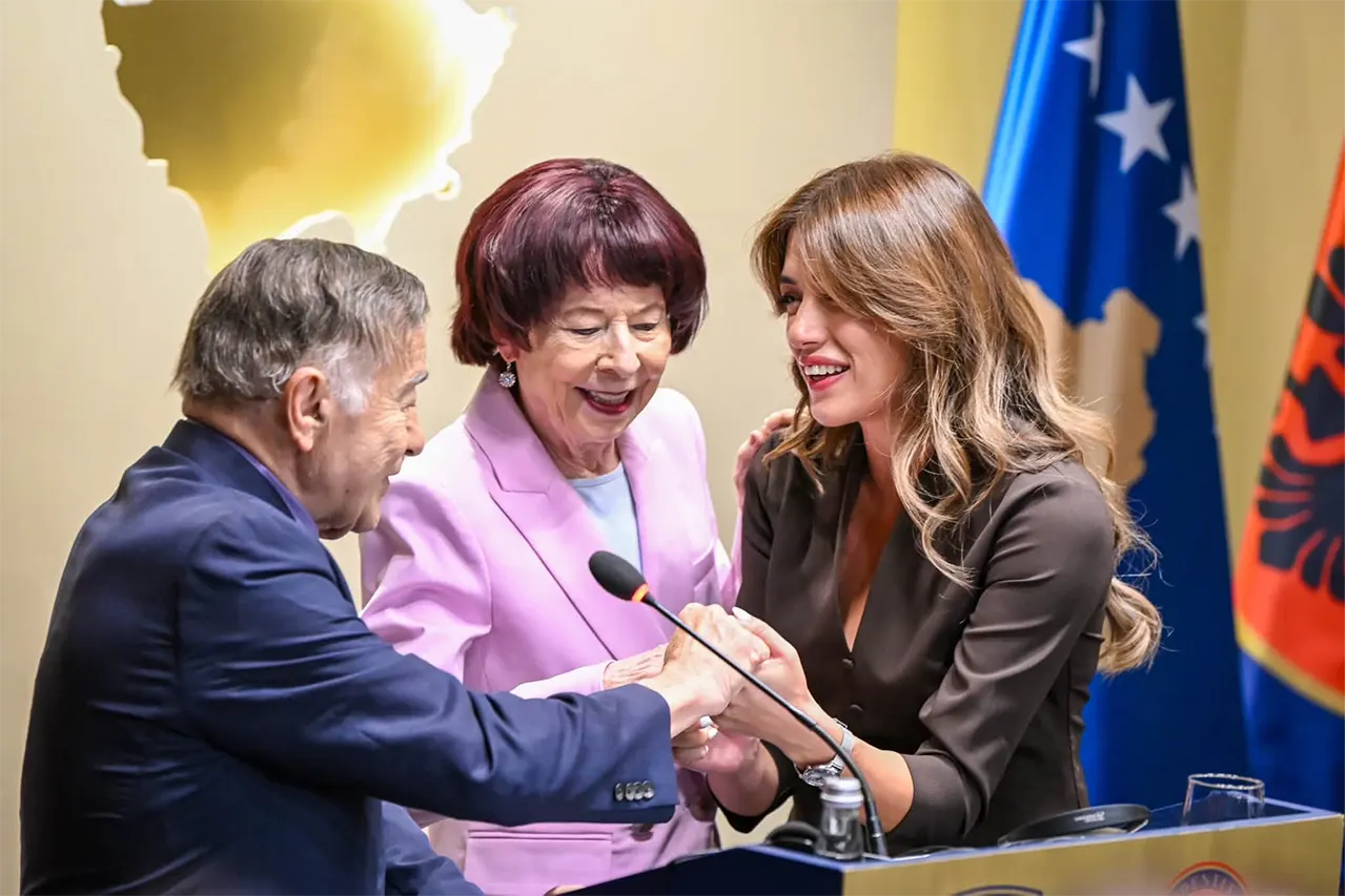 U.D. Presidentja Haxhiu ua dorëzoi dekretin e shtetësisë së Kosovës, Joe DioGuardit dhe Shirley Cloyes DioGuardit