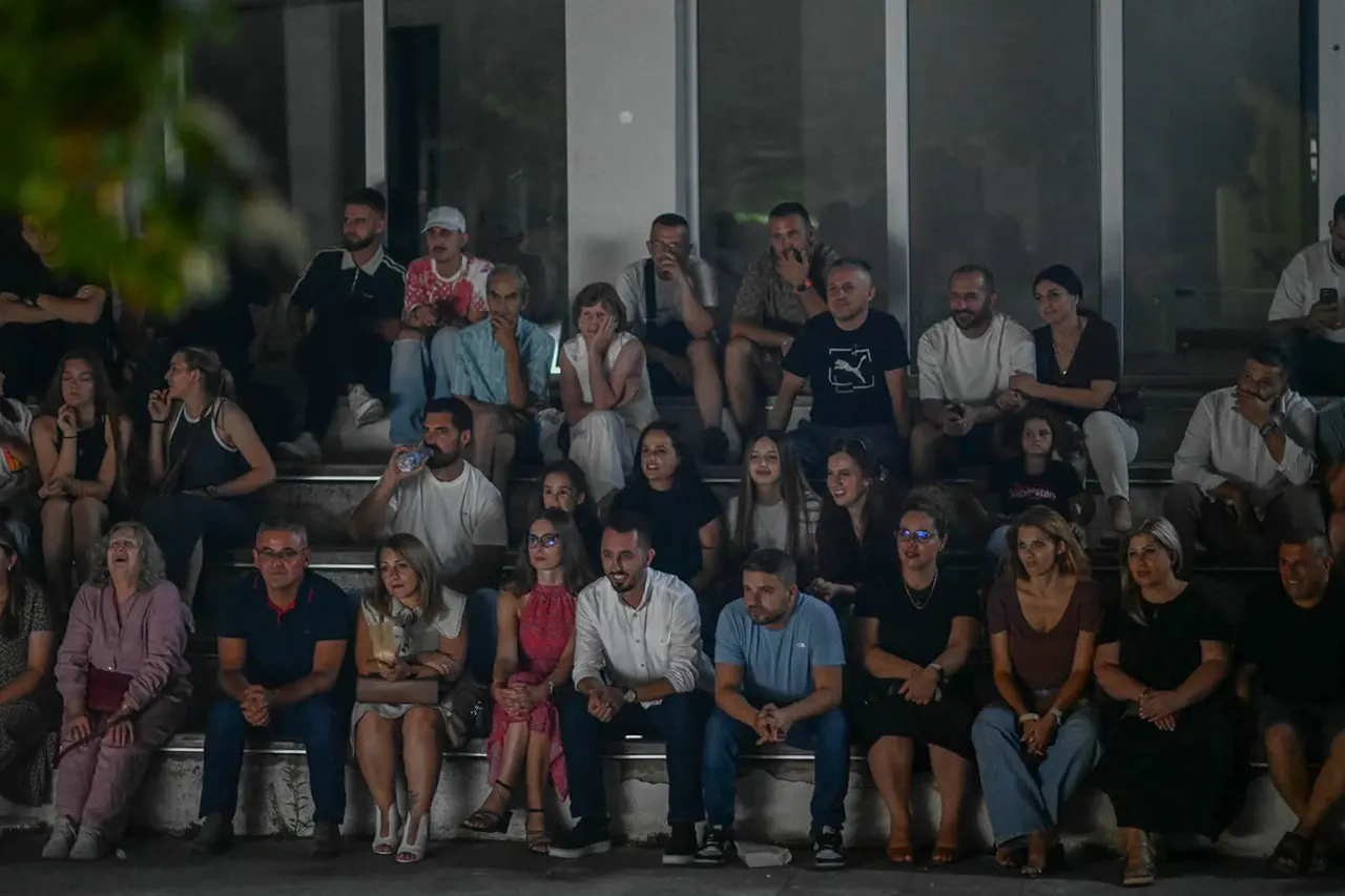 Kamenicë: Aktivitete që ndërthurnin stand-up comedy, pikturën dhe fotografinë