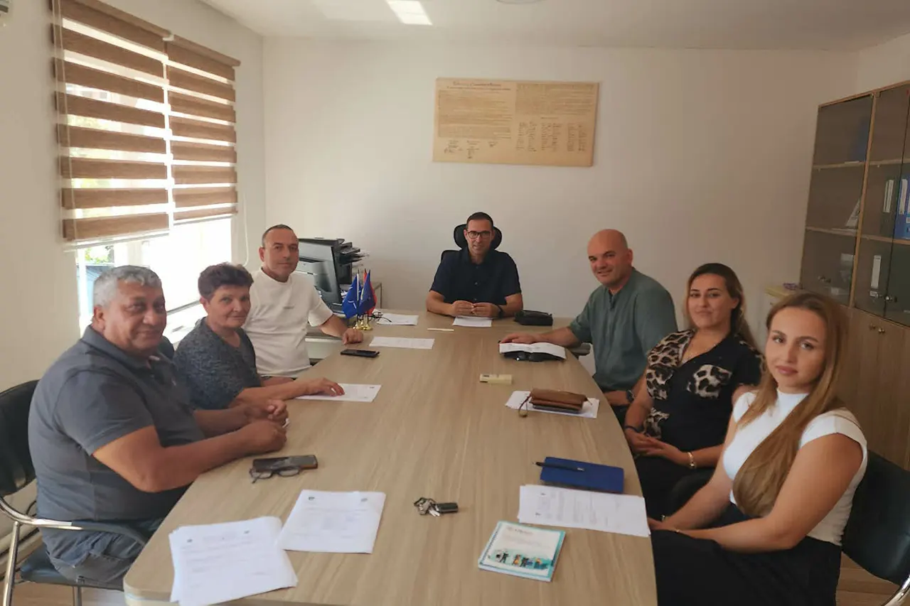 Komiteti për Komunitete diskutoi për sigurinë në shkollat e komunës së Vitisë