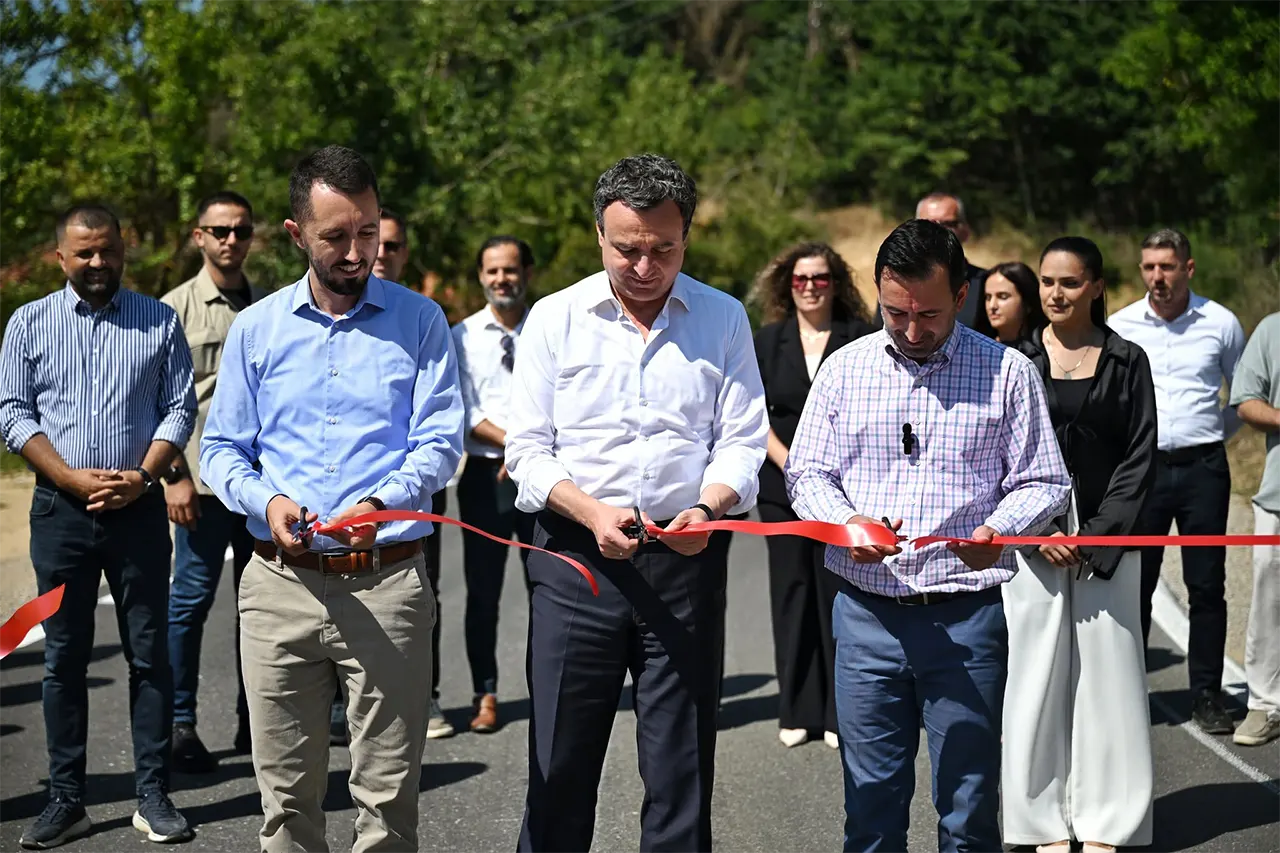 Kryeministri në detyrë Kurti përuroi përfundimin e projektit për rehabilitimin dhe asfaltimin e rrugës rajonale R124, Shipashnicë – Desivojcë – Terstenë