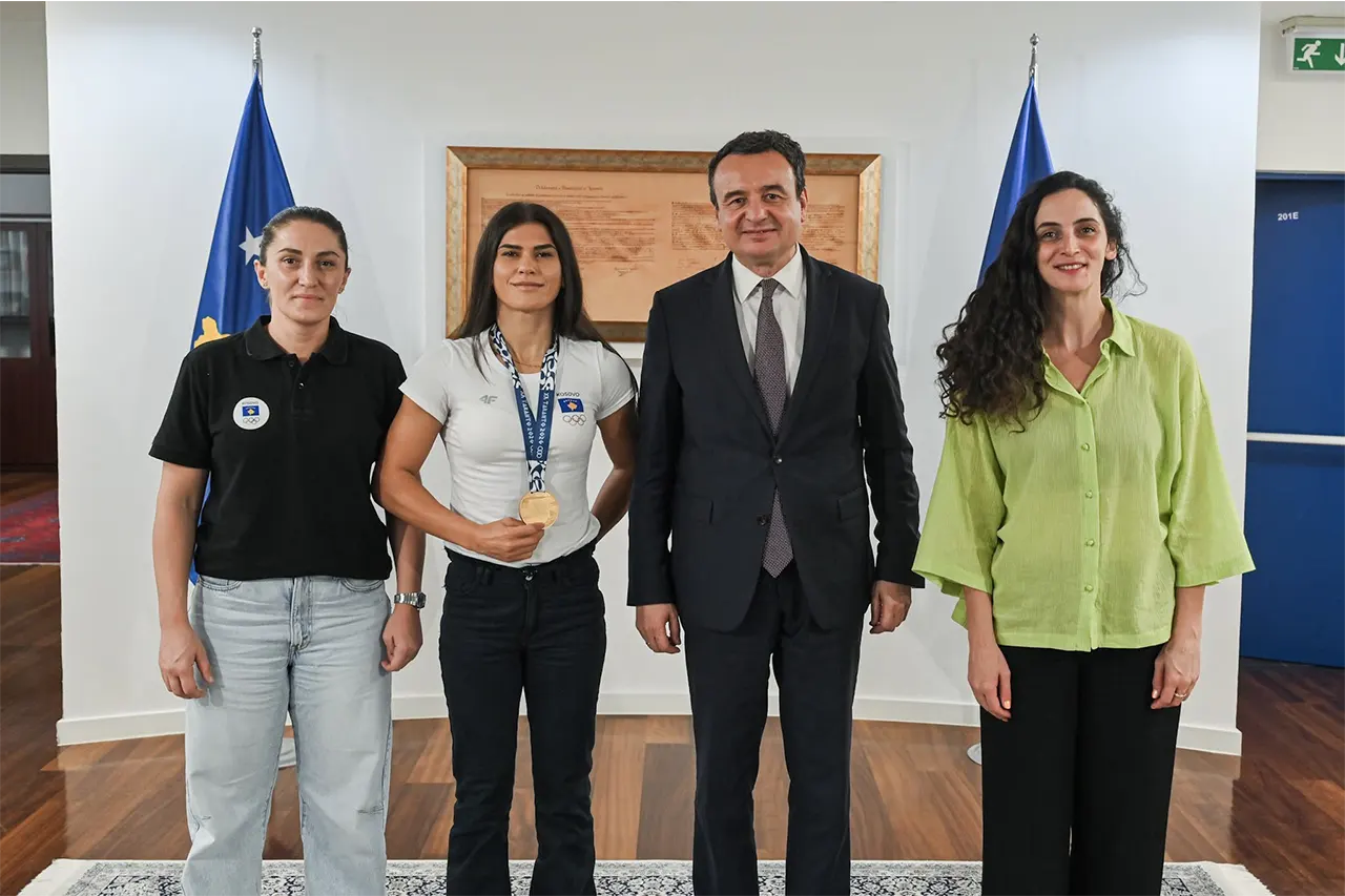 Kryeministri në detyrë Albin Kurti priti medalisten e artë të Lojërave Mesdhetare Taranto 2026, Donjeta Sadiku