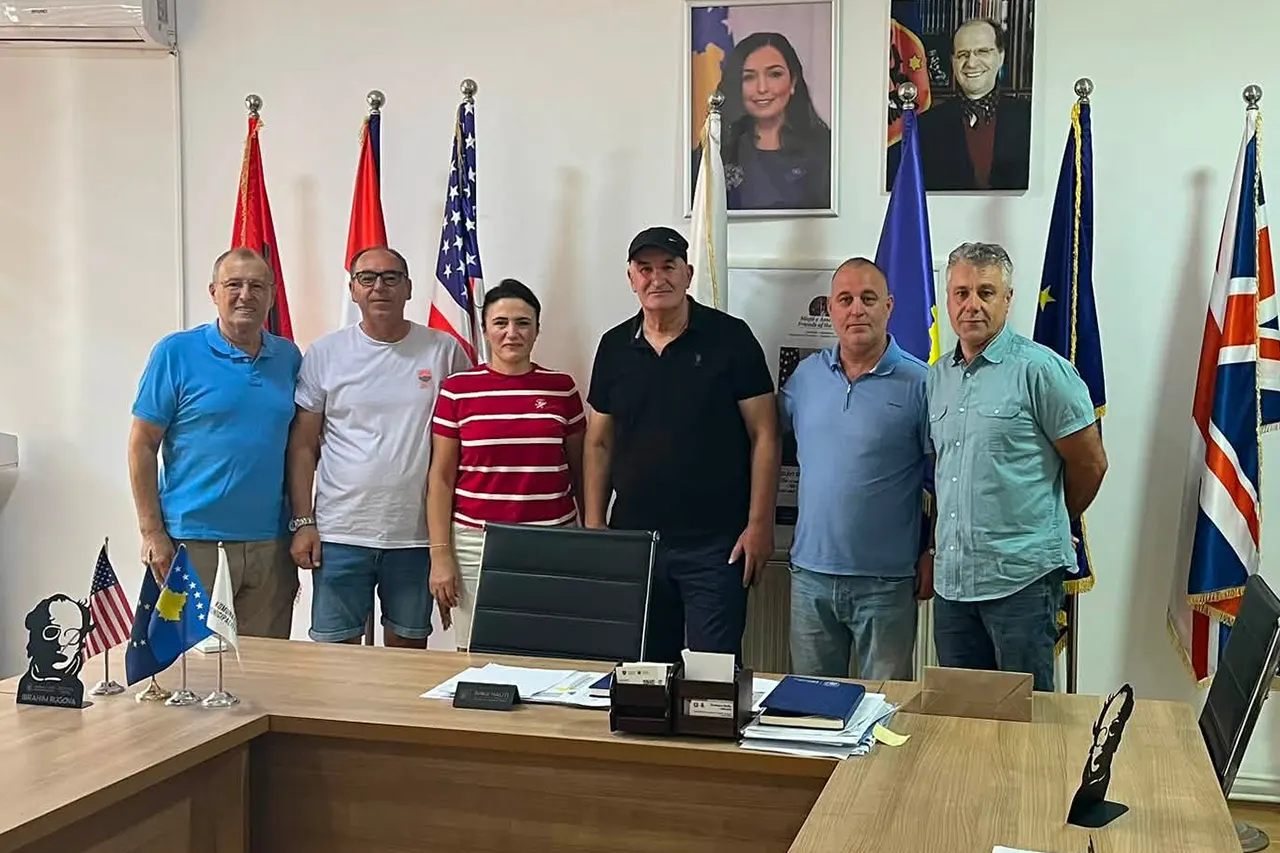 Kryetari i Komunës së Vitisë dekoroi me mirënjohje mërgimtarët vitias