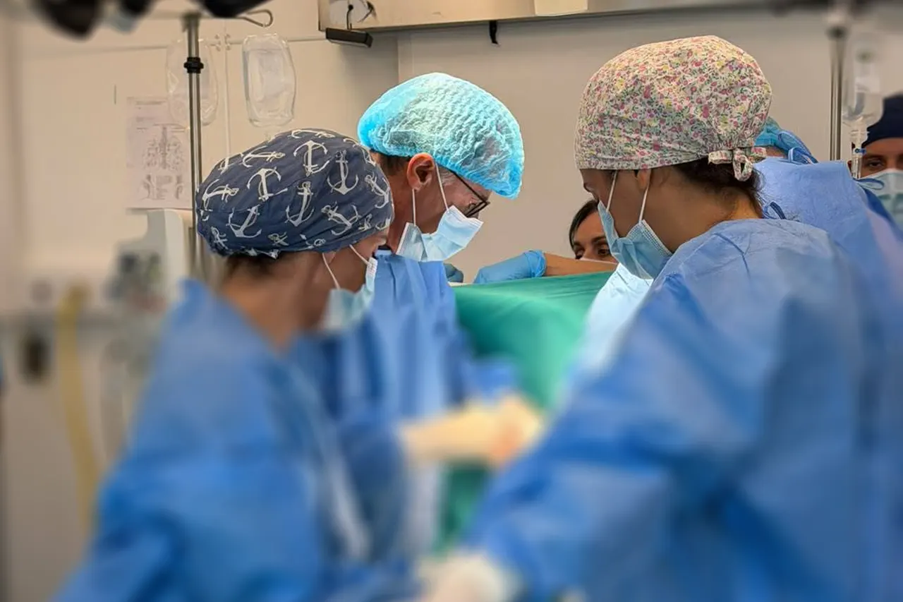 Realizohet një intervenim i rrallë dhe kompleks në Kirurgjinë Torakale të QKUK-së, i hiqet tumori 3.5 kg pacientit 23-vjeçar