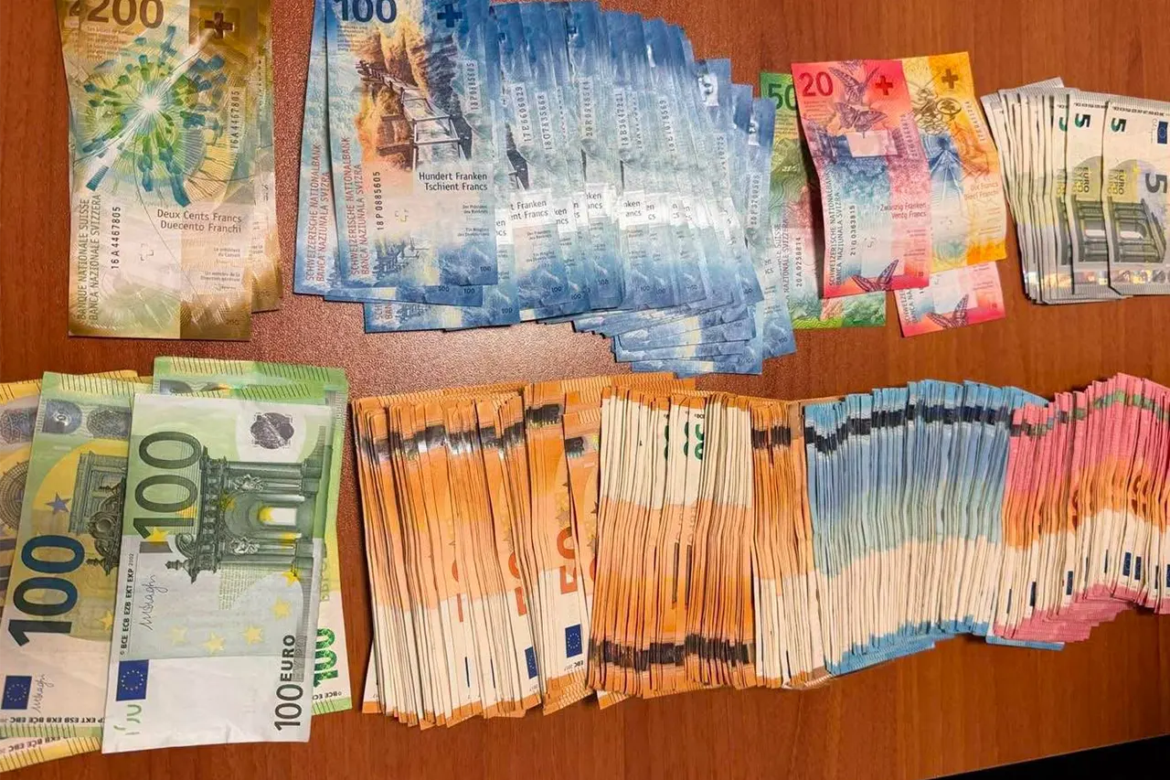 Dogana parandalon futjen e mjeteve monetare të padeklaruara në pikën kufitare “Dheu i Bardhë”