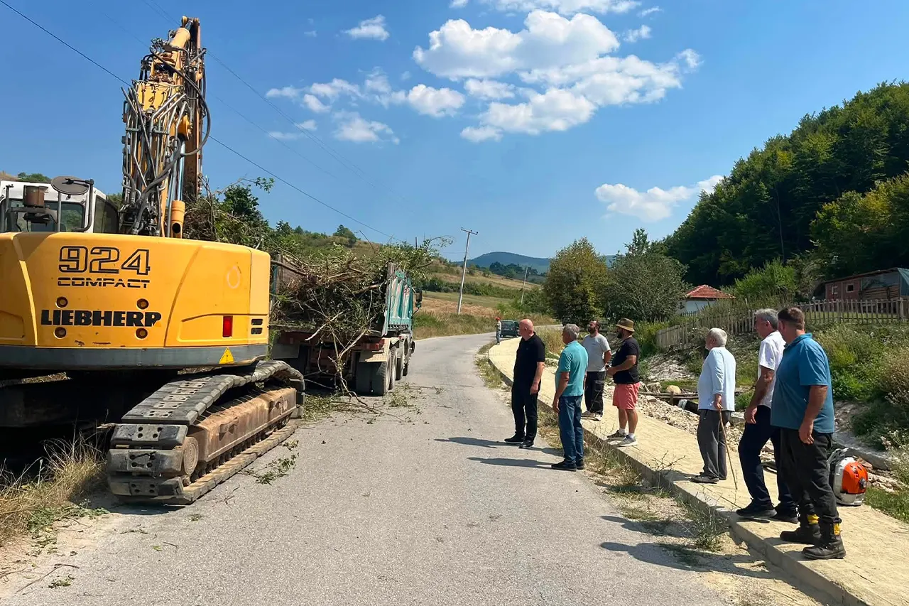 Bëhet pastrimi anësor i rrugës kryesore të fshatit  Buzovik