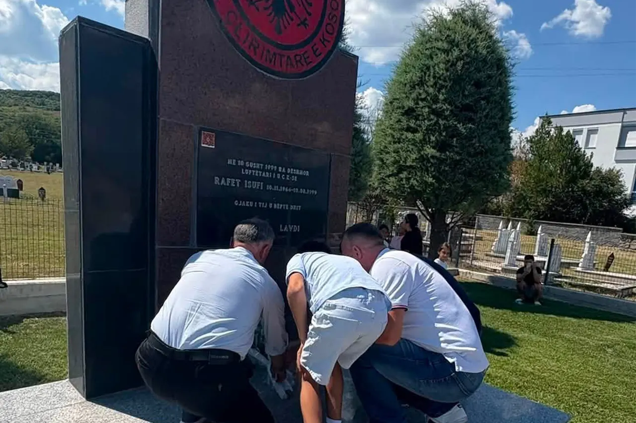 Buqeta lulesh pranë lapidarit së Dëshmorit të Kombit Rafet Isufi