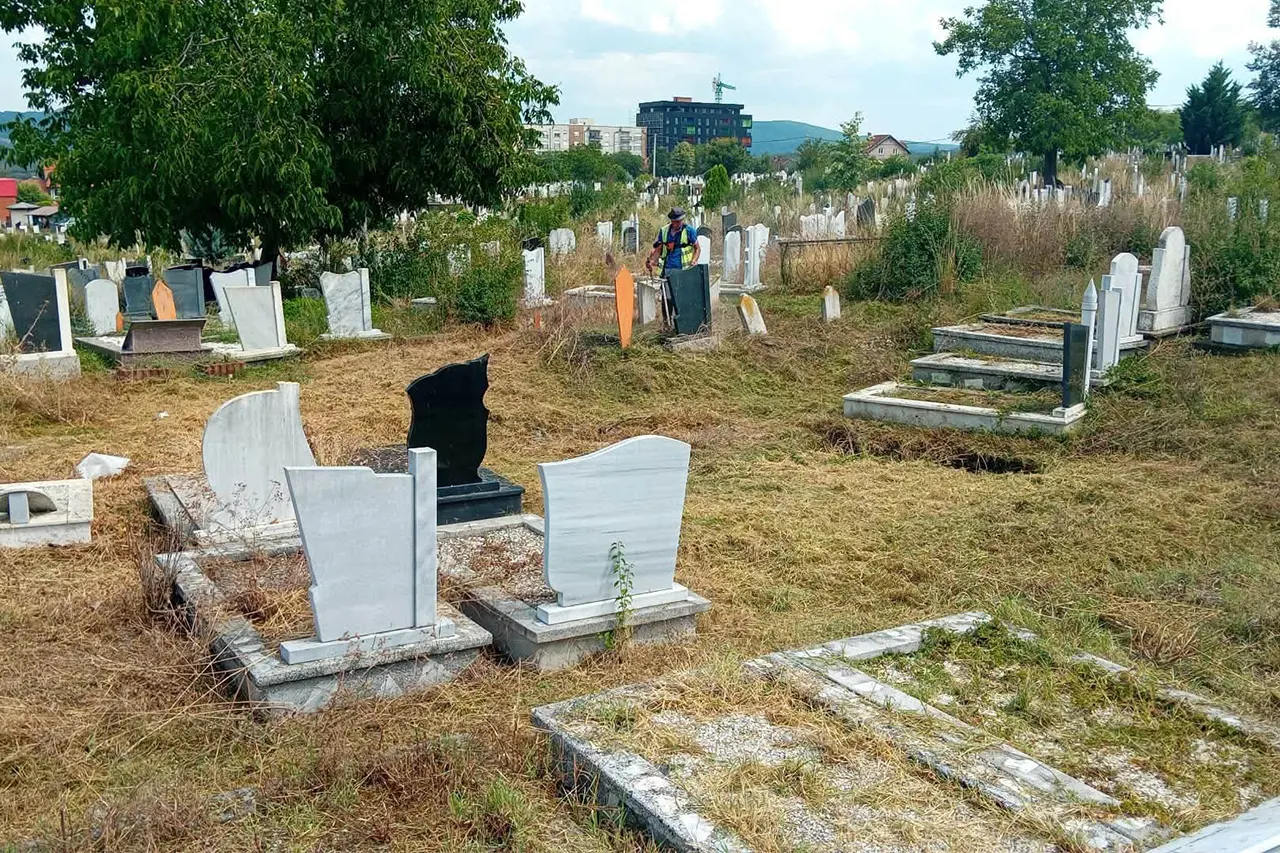 Punëtorët e NPL “Tregu” pastrojnë hapësirat në varrezat e qytetit, vizitohen nga anëtari i Kuvendit Fadil Ademi që vlerëson angazhimin e tyre