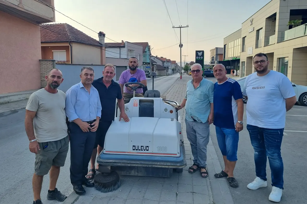 Bashkatdhetari Rexhep Aliu dhuron pajisje për pastrimin dhe mirëmbajtjen e rrugëve të Zhegrës