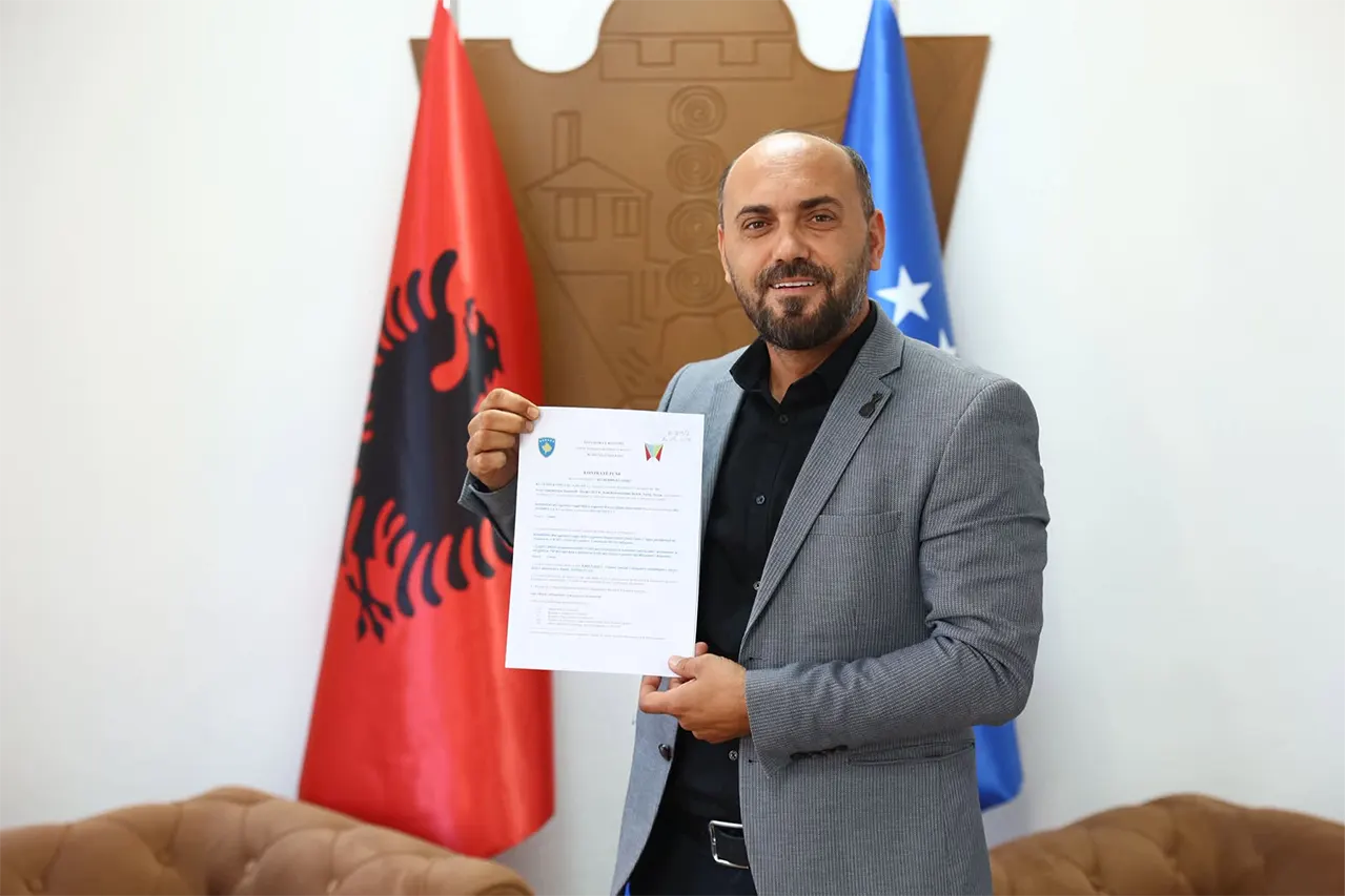Nënshkruhet kontrata për rifillimin e punimeve në projektin e hyrje-daljes së Gjilanit në drejtim të Prishtinës