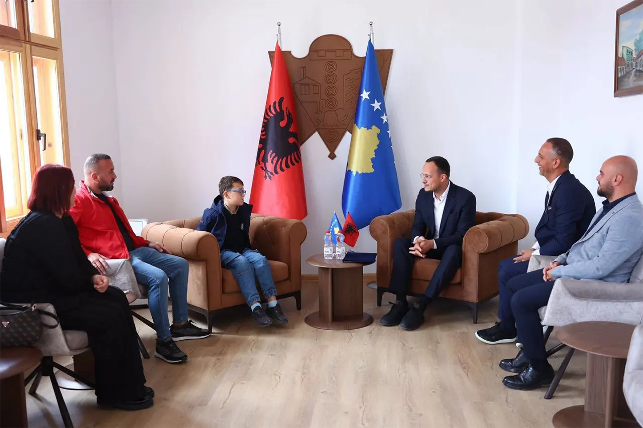 Kryetari Hyseni priti në takim nxënësin Beson Rrahmani, i suksesshëm në Garën Ndërkombëtare të Matematikës së Aplikuar “AMC Competition”
