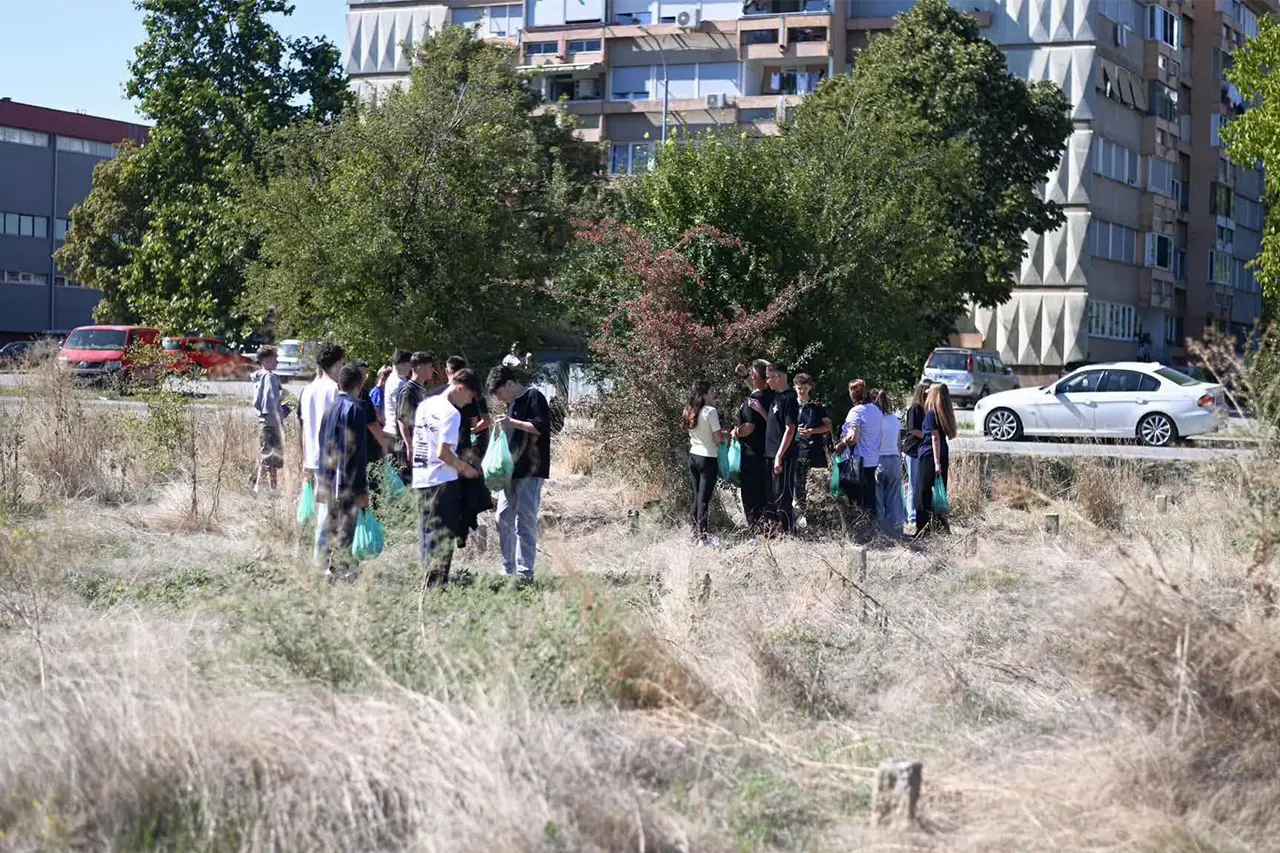 Vizitë nxënësve të cilët janë angazhuar në vjeljen e frutave në sipërfaqet komunale