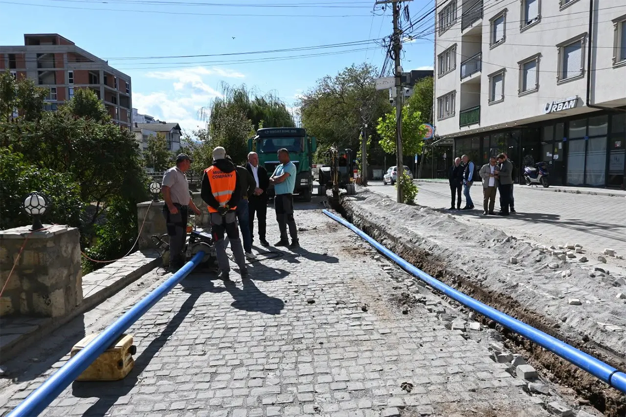 Filluan punimet për zëvendësimin e gypit të asbest-betonit në pjesët e mbetura të qytetit të Vitisë