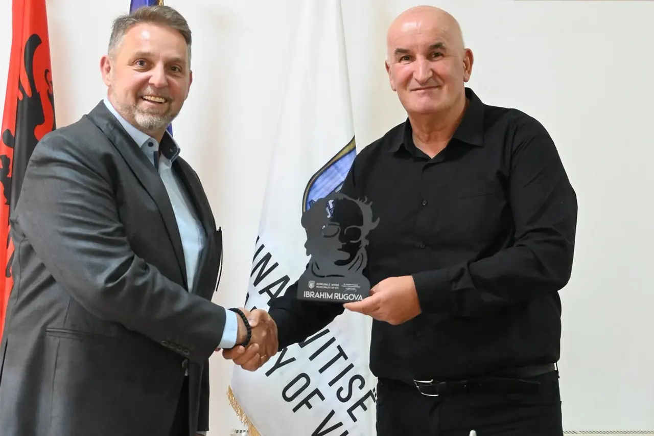 Kryetari i Komunës së Vitisë, Sokol Haliti mirëpret në takim kryetarin e Komunës së Karposhit, Sotir Lukrovski