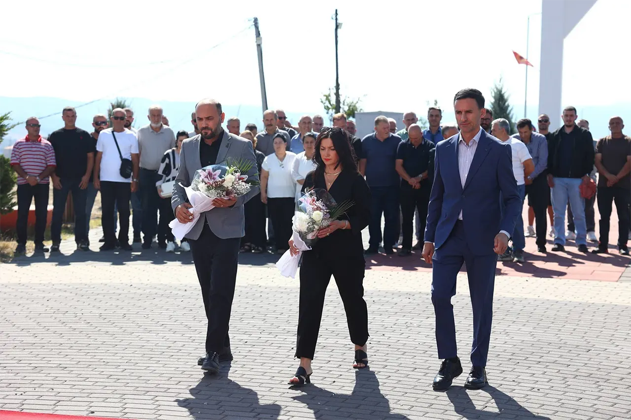 Me nderim për dëshmorët, 27 vjet nga rivarrimi në Kodrën e Dëshmorëve
