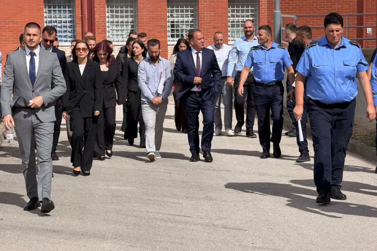 Gjyqtarët e rinj vizitojnë Burgun e Sigurisë së Lartë