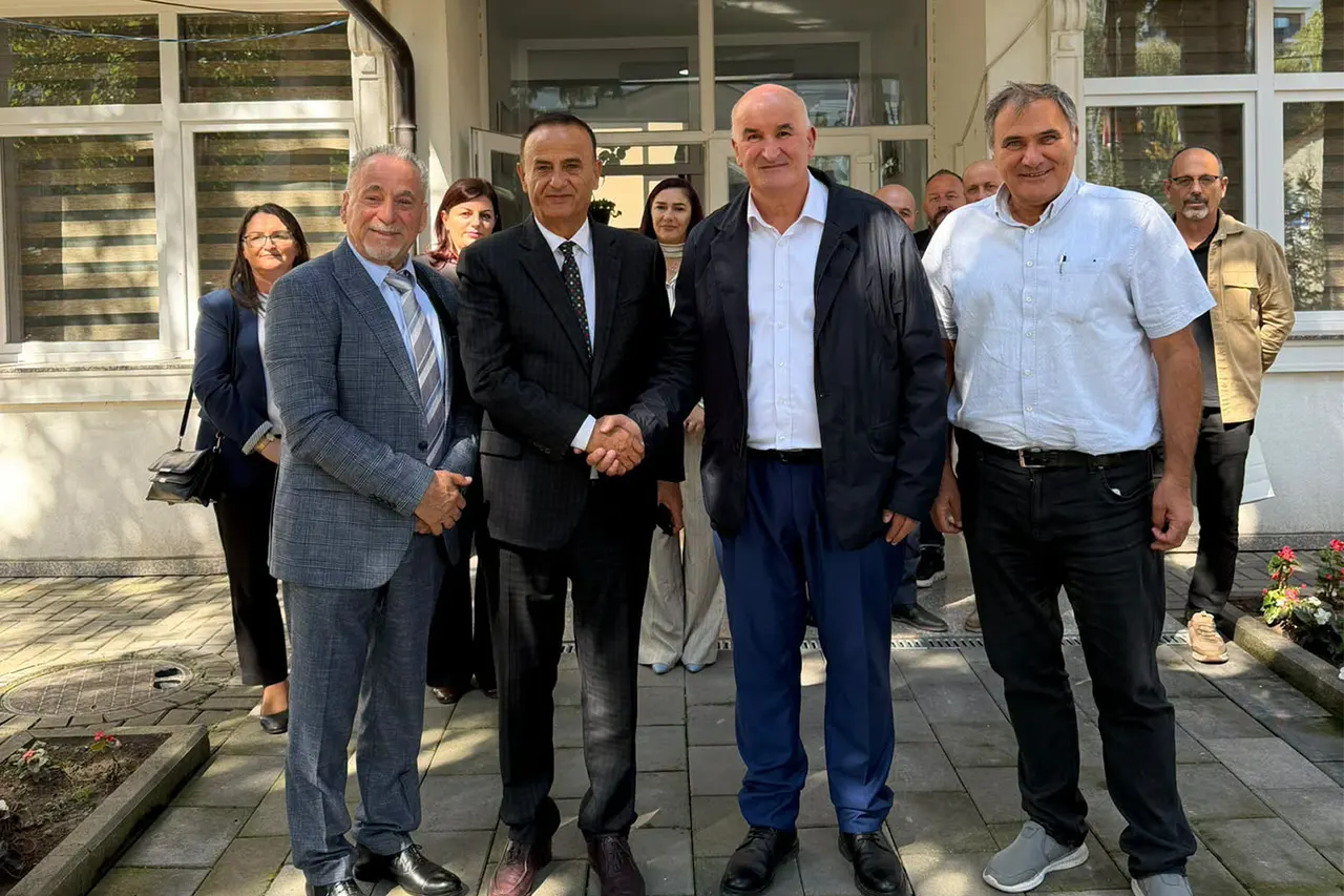 Kryetari i Vitisë, Sokol Haliti priti në takim kryetarin e Bashkisë së Pogradecit, Ilir Xhakolli