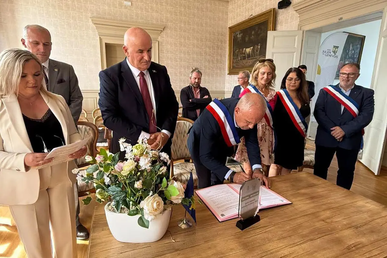 Vitia dhe Saint-Julien zyrtarizojnë binjakëzimin
