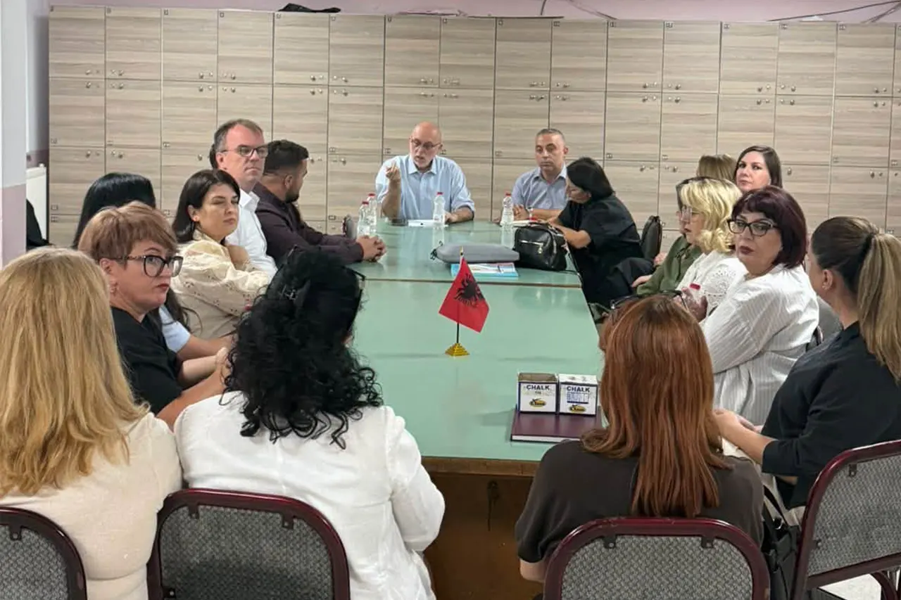 Vizitë e ekspertit të arsimit Xhavit Rexhaj në Gjimnazin “Zenel Hajdini”, diskutime për sfidat dhe zhvillimin e arsimit