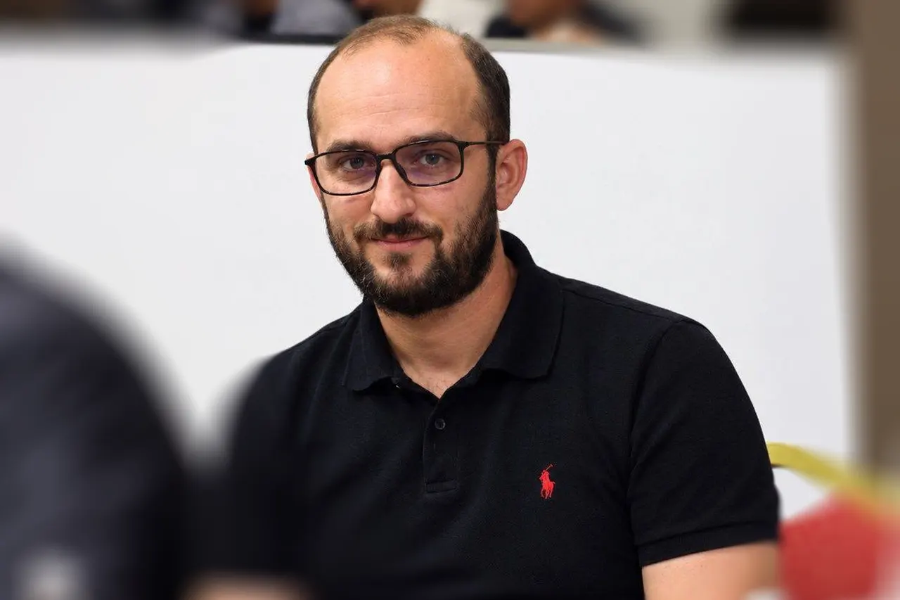 Gropat në lagjen Iliria të Gjilanit: Dëmtohen veturat, asfalti mbulohet nga vajrat motorikë