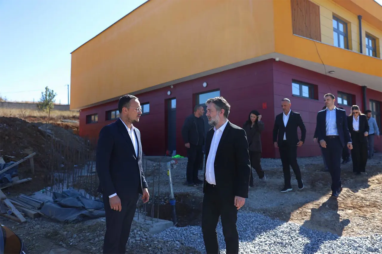 Ministri i Arsimit dhe Shkencës dhe kryetari i Gjilanit vizituan çerdhen e re “Qarku 1”, në Lagjen 8 të Gjilanit