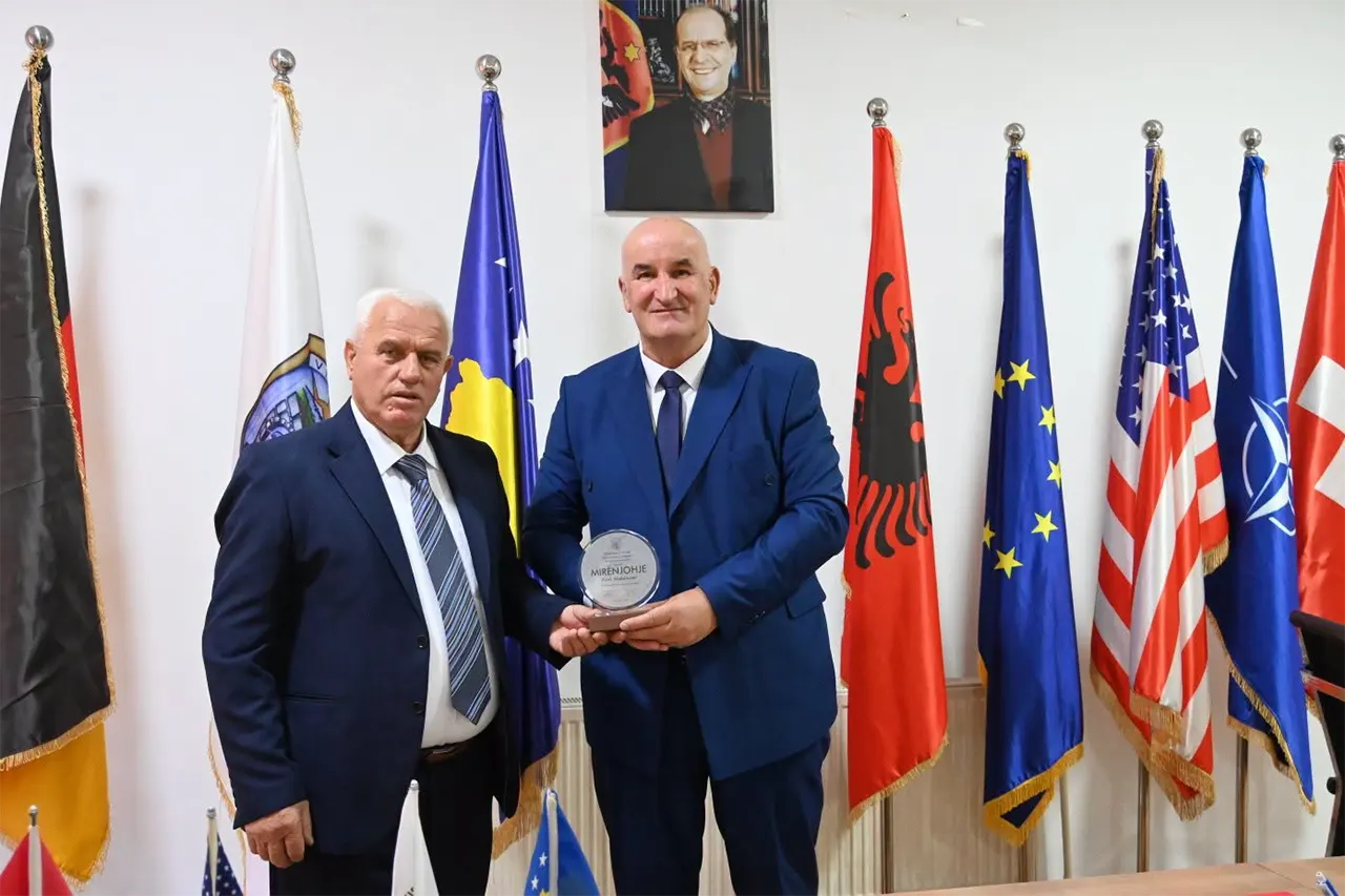Komuna e Vitisë vlerëson kontributin 40-vjeçar të mësimdhënësit Feriz Muharremi