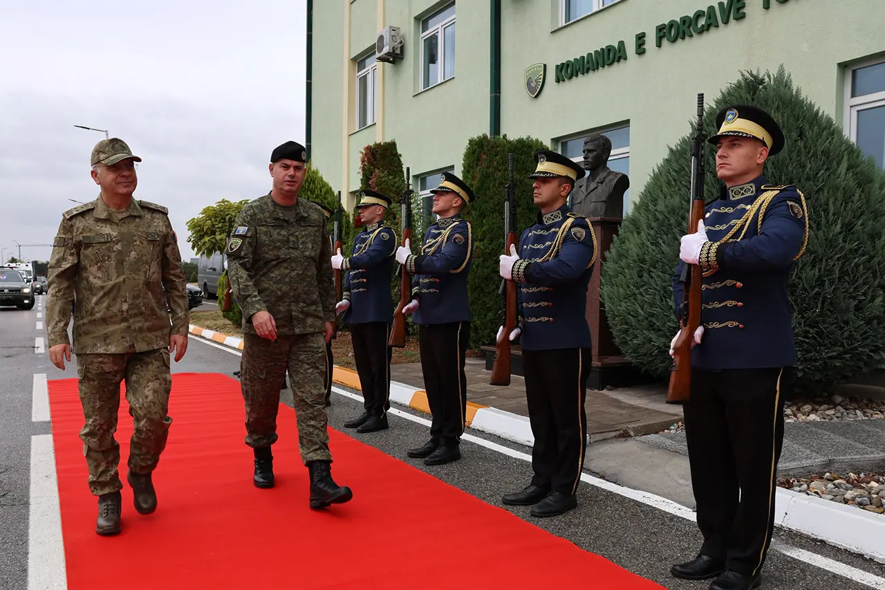 Gjenerallejtënant Kilinç vizitoi Komandën e Forcave Tokësore