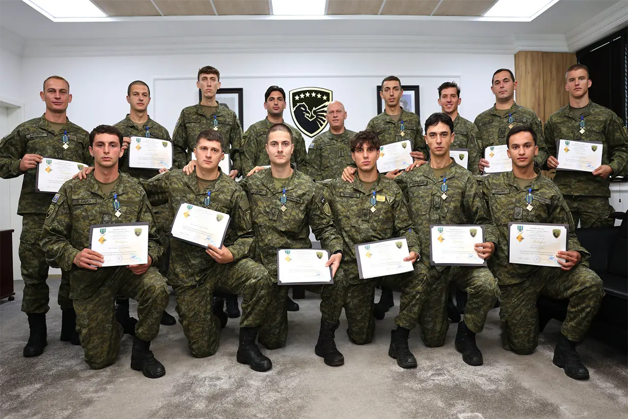 Komandanti i FSK-së dekoron me medalje ekipin që triumfoi me Medaljen e Artë në “Cambrian Patrol 2026”