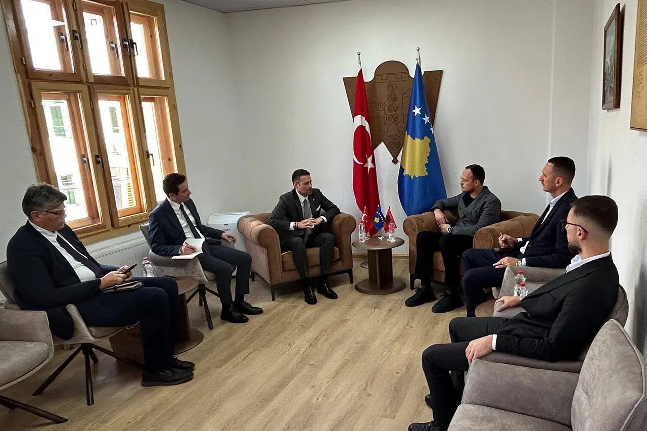 Kryetari i Komunës së Gjilanit, Alban Hyseni, priti në takim koordinatorin e TIKA-s në Kosovë, Mehmed Taha Doğan