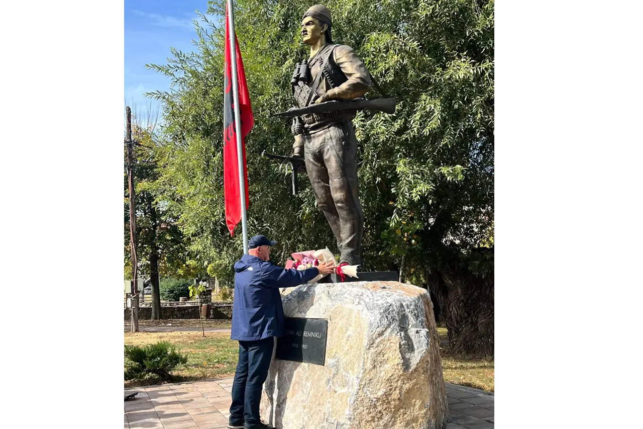 Homazhe pranë shtatores së heroit Hasan Ali-Remniku