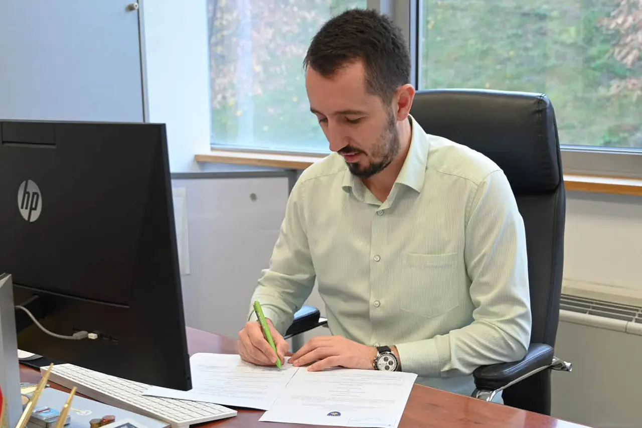 Kadri Rahimaj: 132,197 euro inventar për institucionet arsimore në Kamenicë
