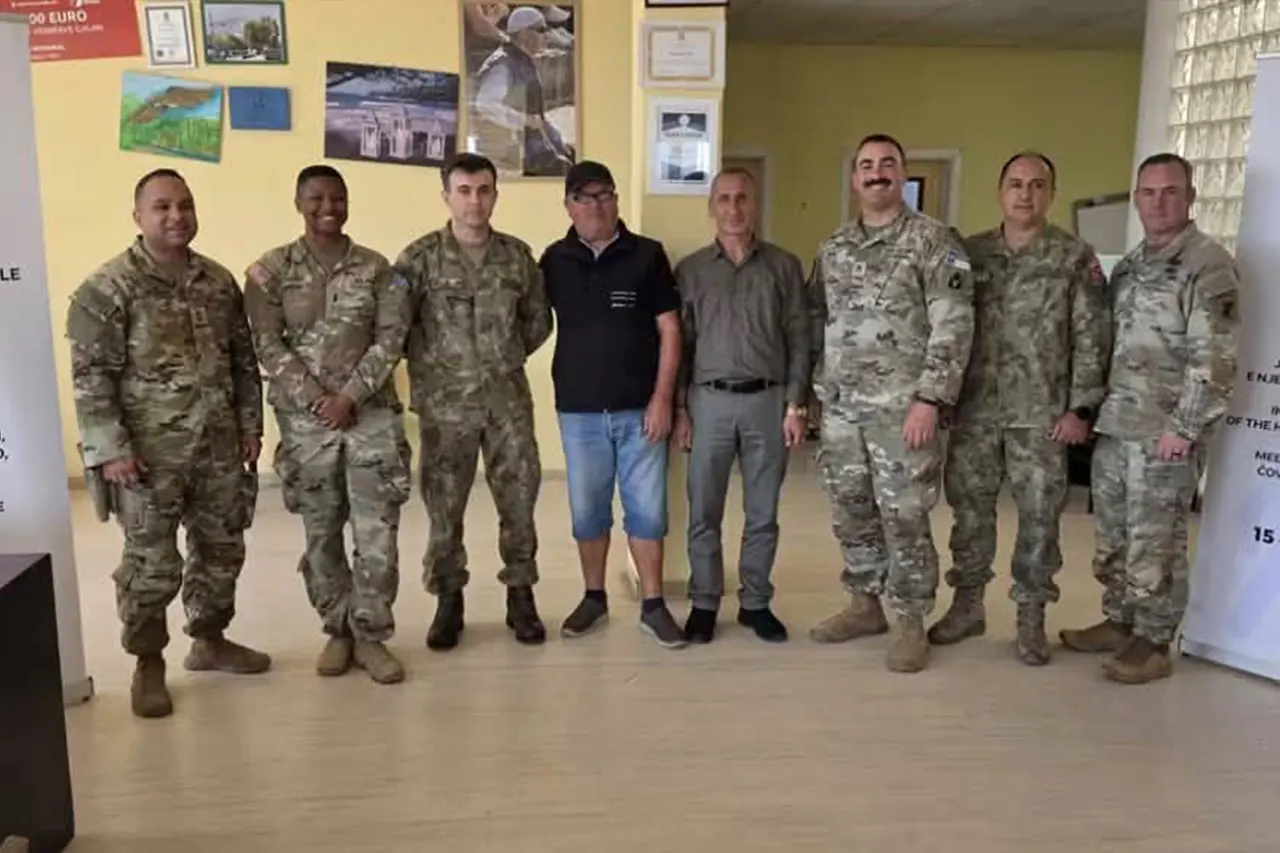 “Tetori i të Verbërve” nis me vizitën e KFOR-it amerikan në kuadër të aktiviteteve “Dyert e hapura” në Shoqatën Ndërkomunale e të Verbërve