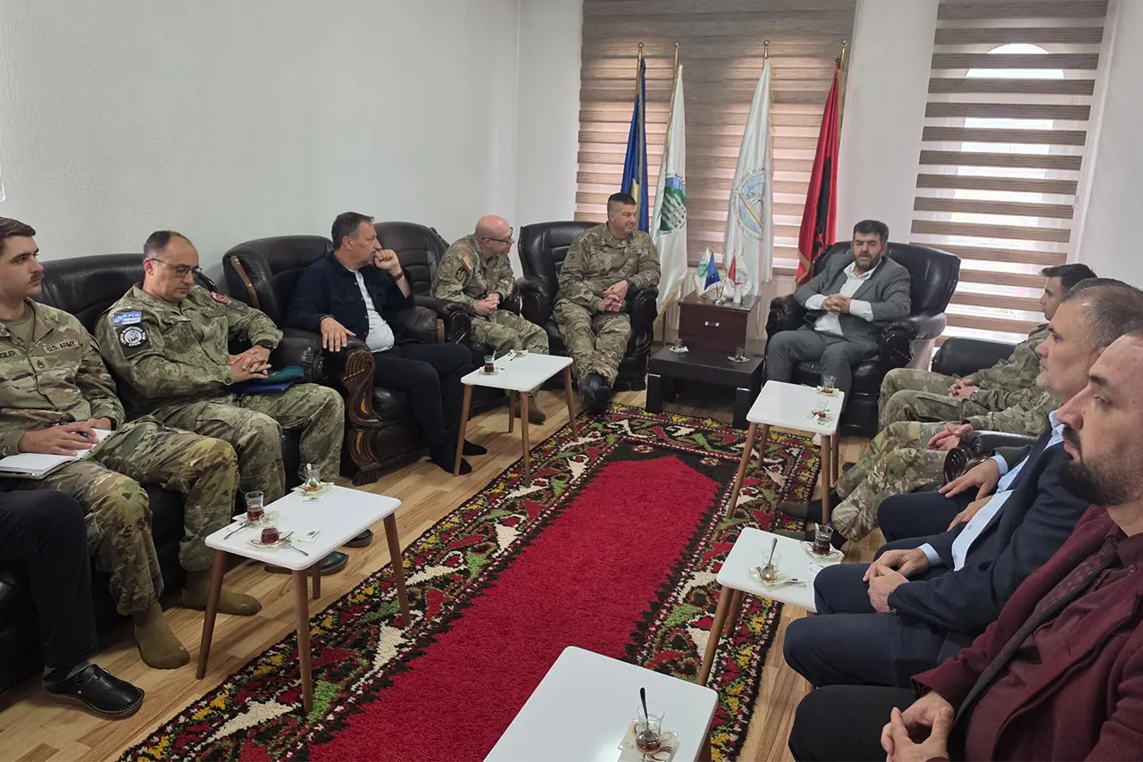 Kapelani i KFOR it majori Nielsen  dhe Komandanti i LMT Arslan, vizituan Këshillin e Bashkësisë Islame në Gjilan