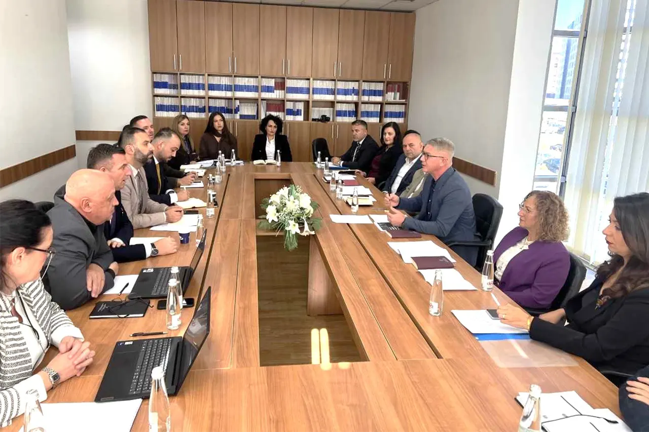 Komisioni për Administrimin e Gjykatave të KGJK-së viziton Gjykatën Themelore në Gjilan