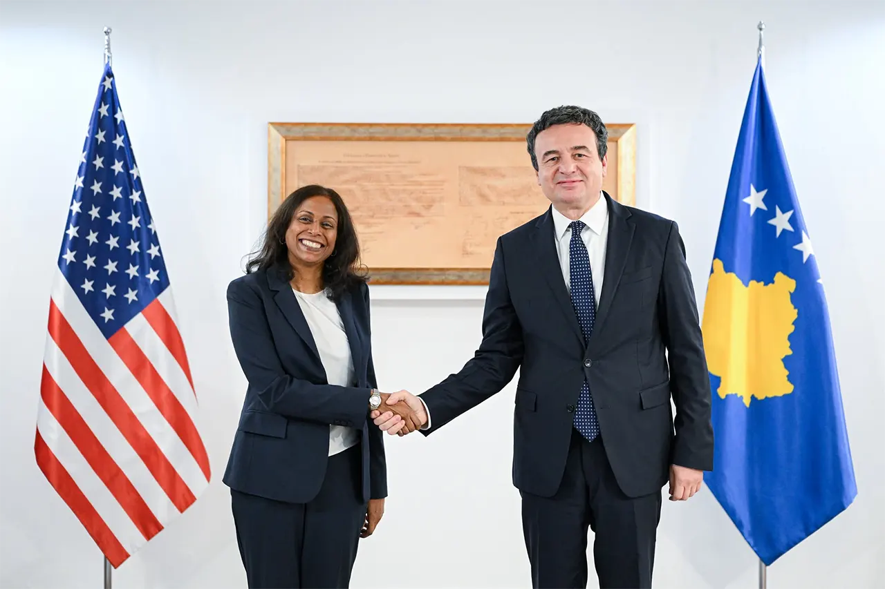 Kryeministri Kurti priti në takim të Ngarkuarën me Punë në Ambasadën e SHBA-së, Prattipati