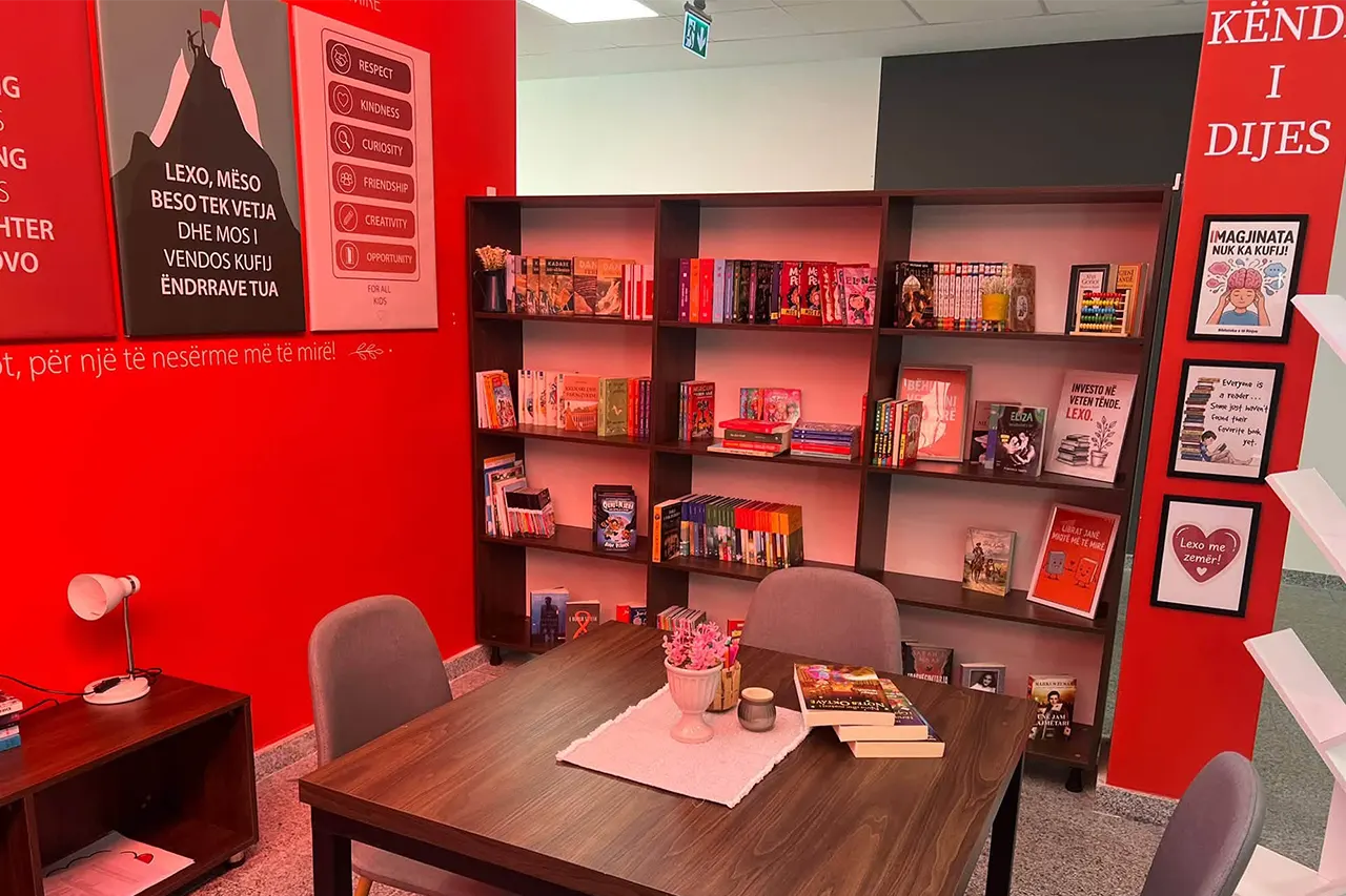 Shkollat e Kamenicës pasurohen me mbi 700 tituj të rinj librash