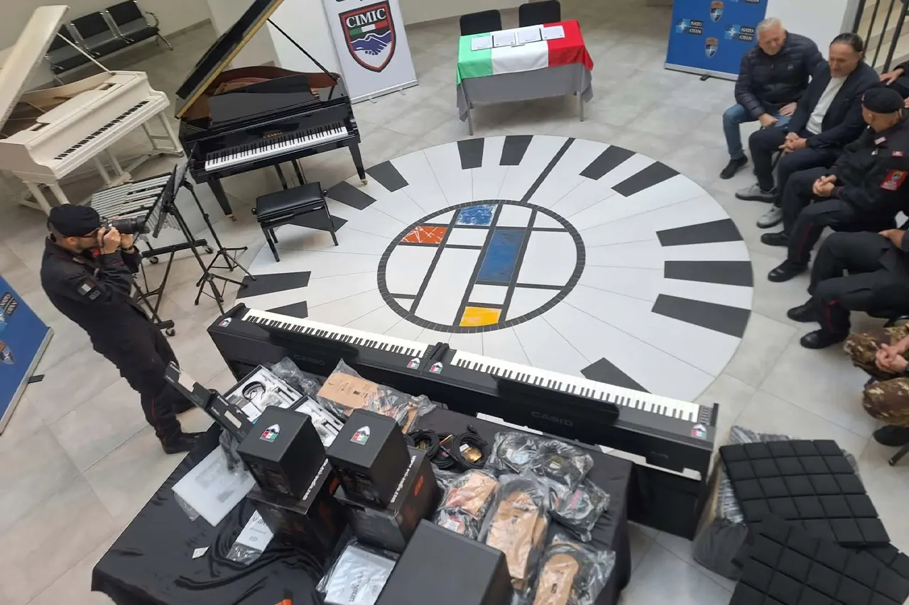Pajisje për studio muzikore dhe instrumente dixhitale,  Shkolla e Muzikës shpreh mirënjohje për KFOR-in Italian, Regjimentin e Karabinierëve MSU