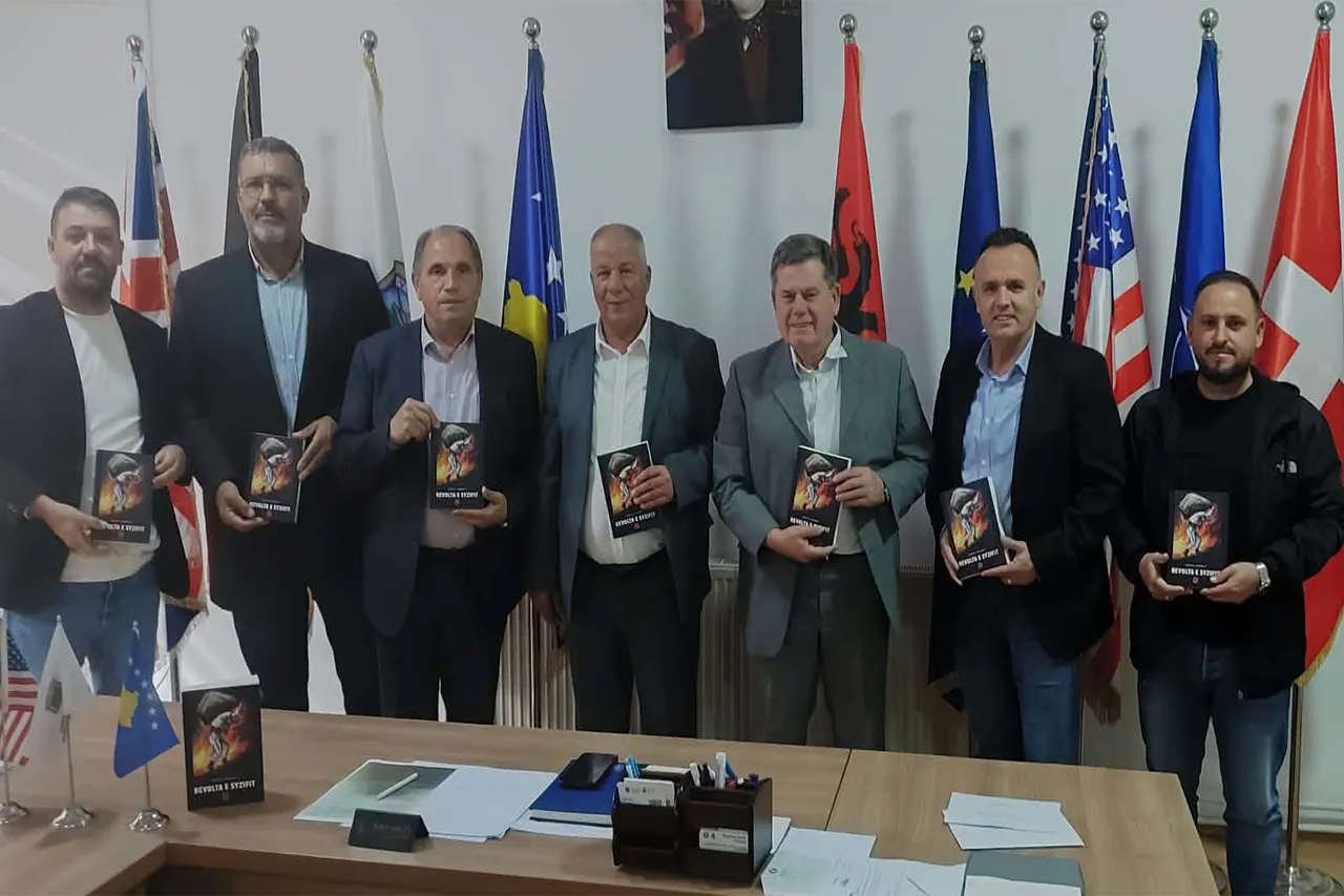 Publicisti Ismet Rashiti dhuroi 110 ekzemplarë të librit “Revolta e Syzifit” për bibliotekat e shkollave të Vitisë