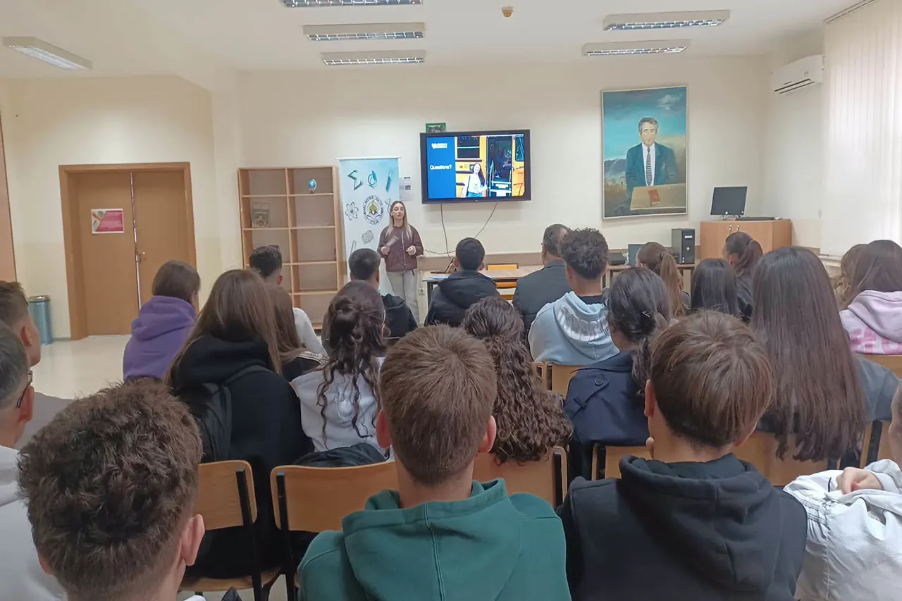 Nxënësit e Gjimnazit Natyror “Xhavit Ahmeti” njoftohen për mundësitë e kalimit të një viti shkollor në SHBA