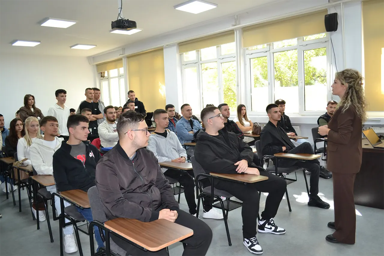 U mbajt takim informues me studentët e Fakultetit të Shkencave Kompjuterike